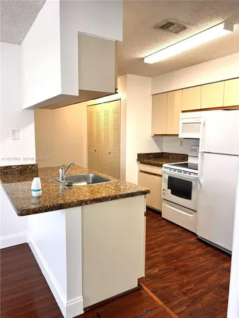 $1,750 | 17500 Northwest 67th Court, Unit P19, Hialeah, FL 33015