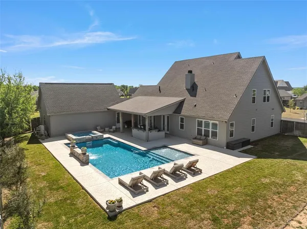 $975,000 | 216 Wycliff Drive, China Spring, TX 76633