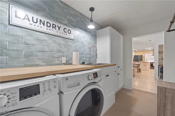 a view of entryway with washer and dryer