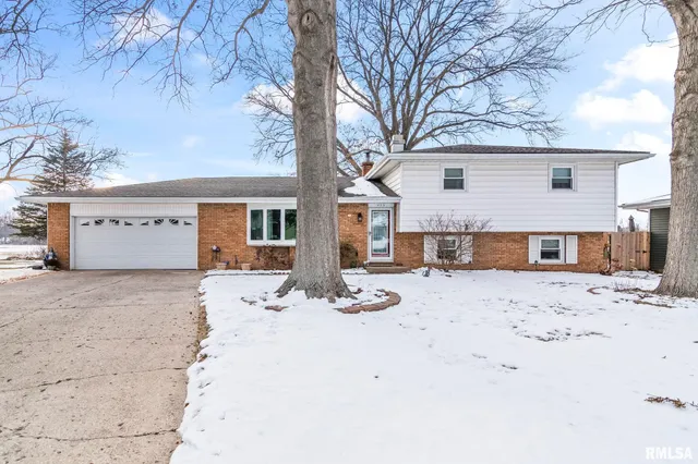 $235,000 | 403 Rainbow Drive, Athens, IL 62613