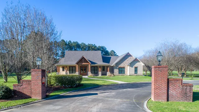 $569,000 | 29 Club Drive, Natchez, MS 39120