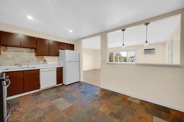 $1,700 | 1211 Brown Street, Unit 3B, Des Plaines, IL 60016