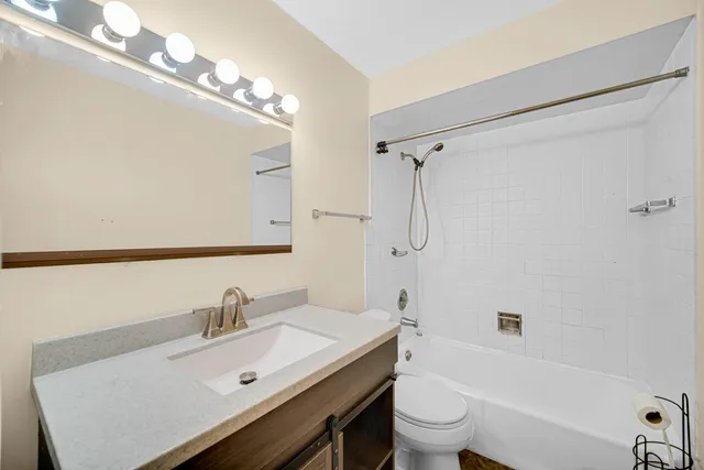 $1,700 | 1211 Brown Street, Unit 3B, Des Plaines, IL 60016