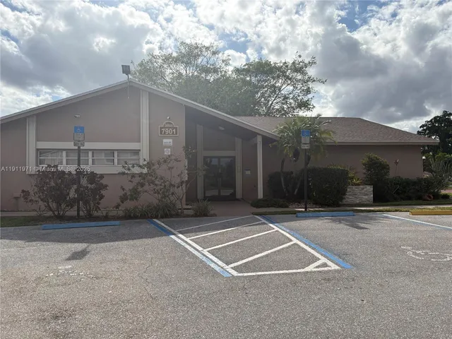 $2,100 | 1040 Northwest 80th Avenue, Unit 205, Margate, FL 33063