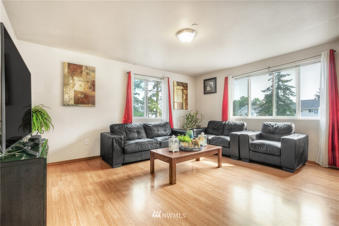 617 Southwest 4th Place, Unit 4 Renton, WA 98057 - Photo 3 of 16