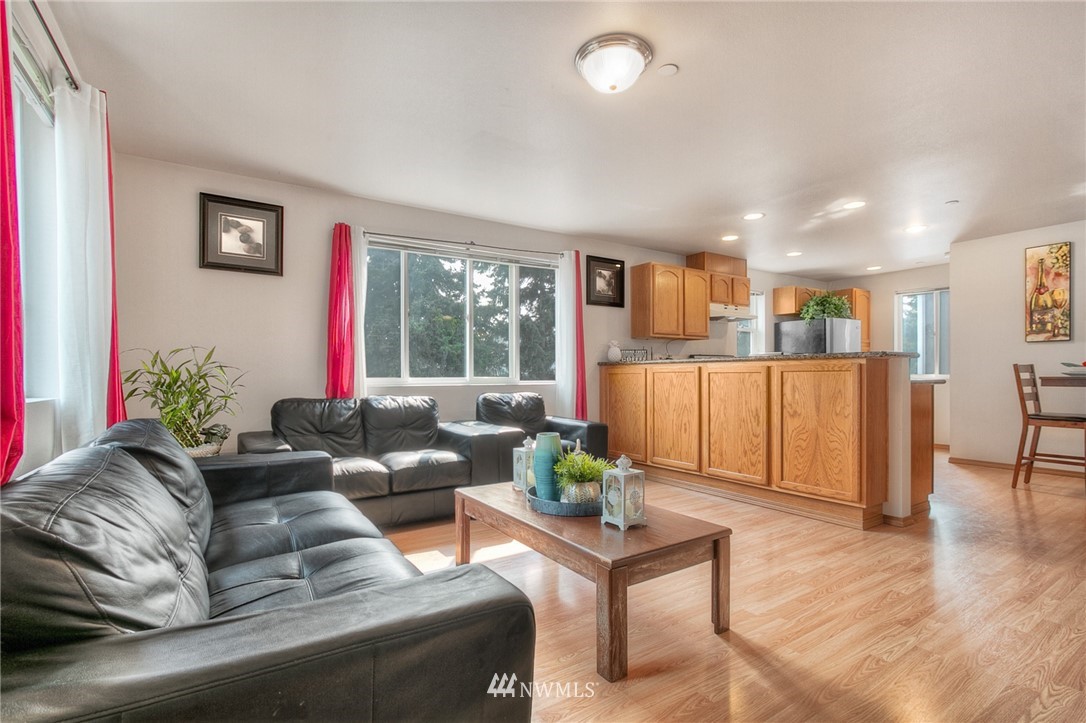 617 Southwest 4th Place, Unit 4 Renton, WA 98057 - Photo 4 of 16