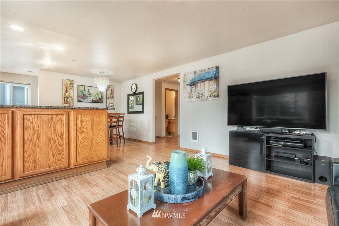 617 Southwest 4th Place, Unit 4 Renton, WA 98057 - Photo 5 of 16