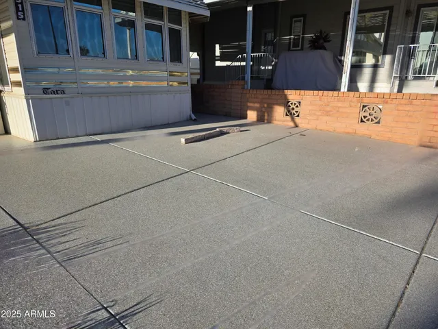 a view of lobby with elevator