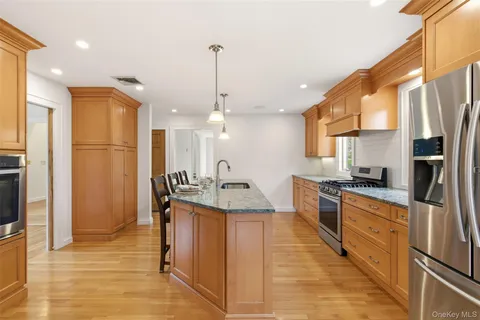 $1,550,000 | 2 West Oak Hill Drive, Oyster Bay, NY 11771