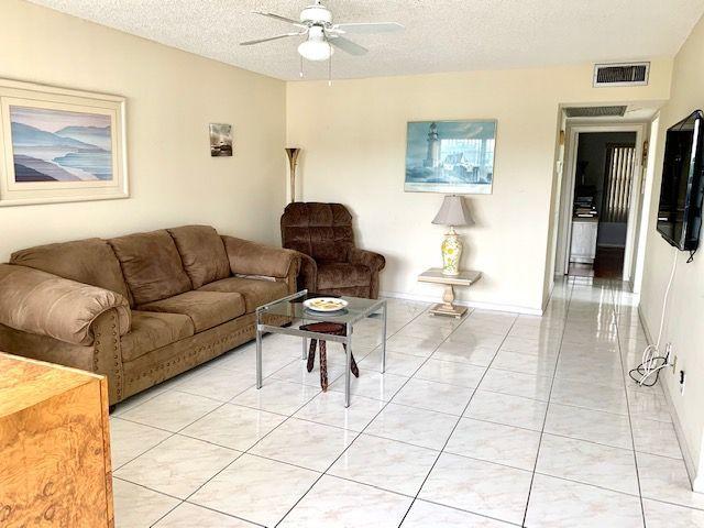 164 Suffolk F Boca Raton, FL 33434 - Photo 5 of 19 Living Room