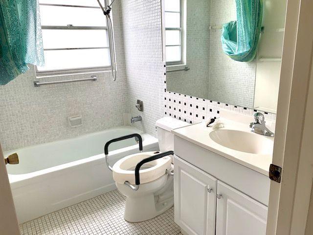 164 Suffolk F Boca Raton, FL 33434 - Photo 7 of 19 Main Bathroom