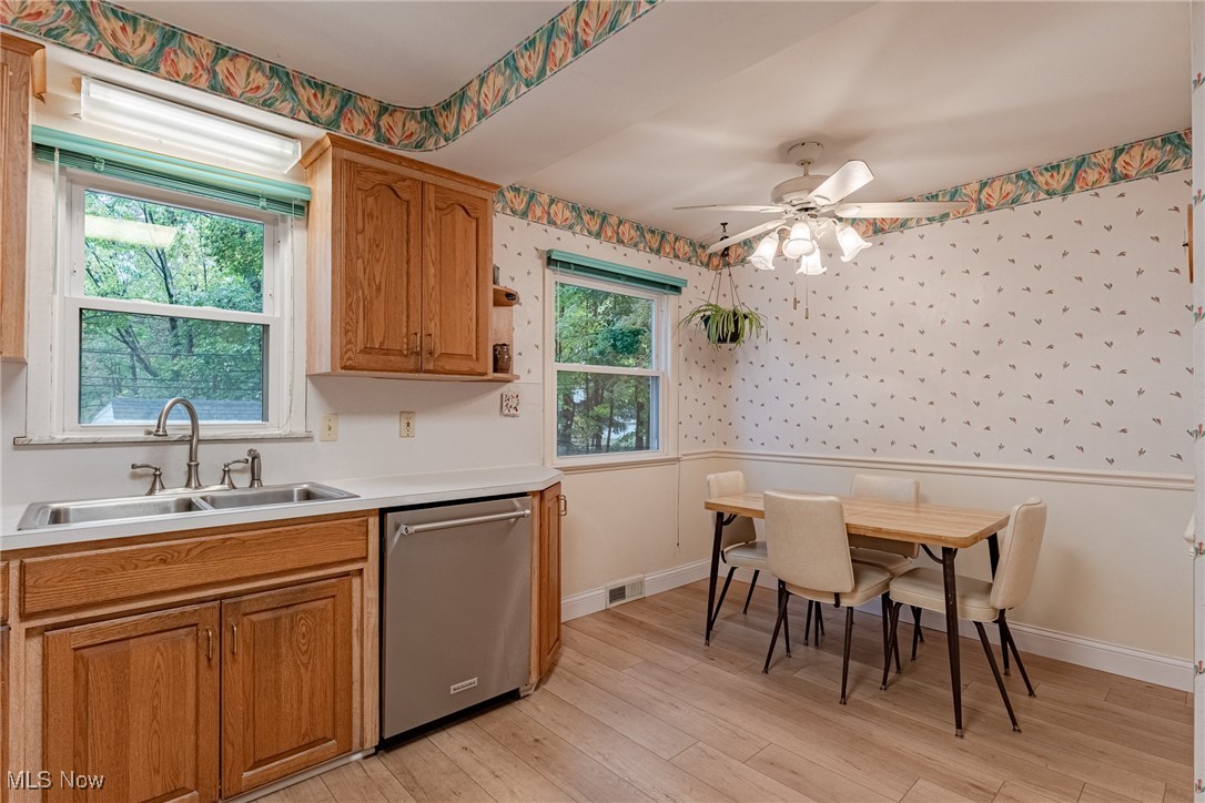4035 Charlton Road Cleveland, OH 44121 - Photo 15 of 34