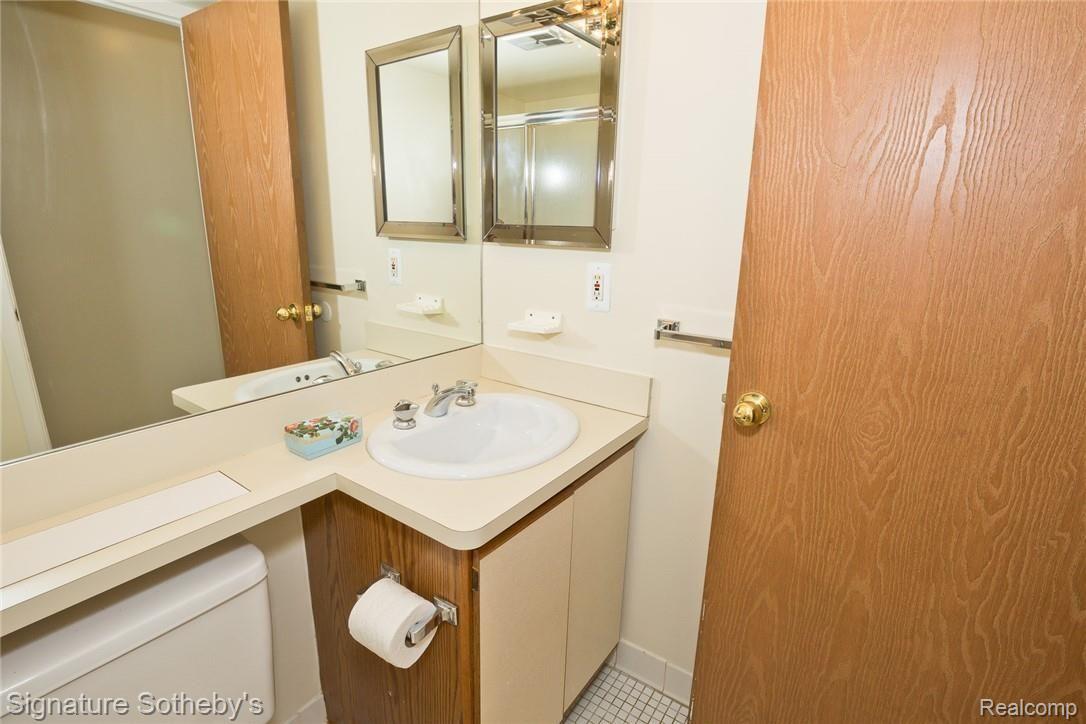 27264 Evergreen Road Southfield, MI 48076 - Photo 10 of 22 Main bath #1