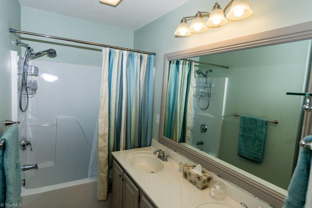 6948 Bridgewood Road Clemmons, NC 27012 - Photo 19 of 23 Hall Bathroom