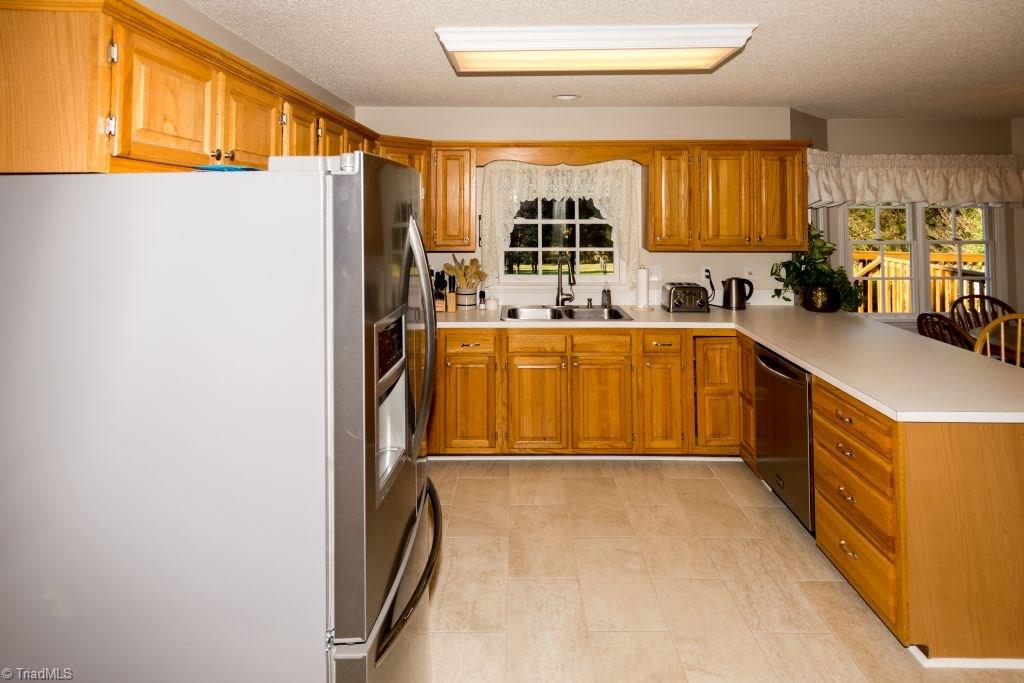 6948 Bridgewood Road Clemmons, NC 27012 - Photo 6 of 23 Kitchen