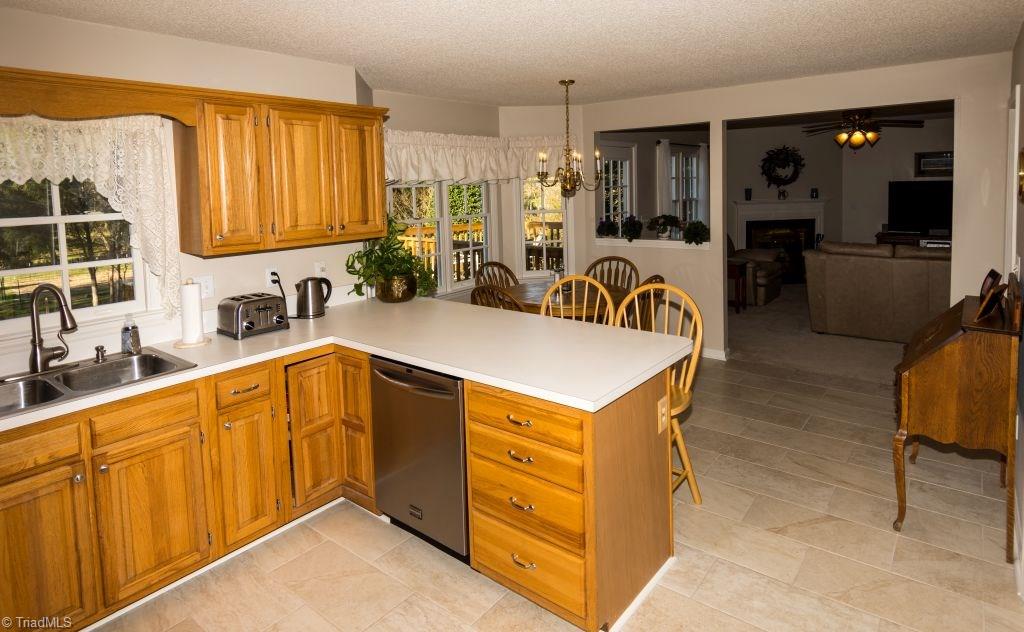 6948 Bridgewood Road Clemmons, NC 27012 - Photo 7 of 23 Kitchen and Breakfast Room