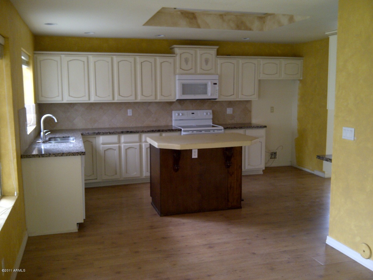 823 West Iris Drive Gilbert, AZ 85233 - Photo 5 of 13 Kitchen