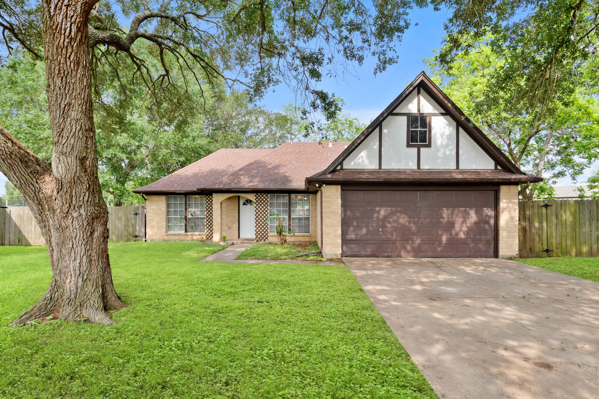 Welcome to 2220 Spruce Dr in Rosenberg—a charming property offering comfort and convenience in a desirable location.
