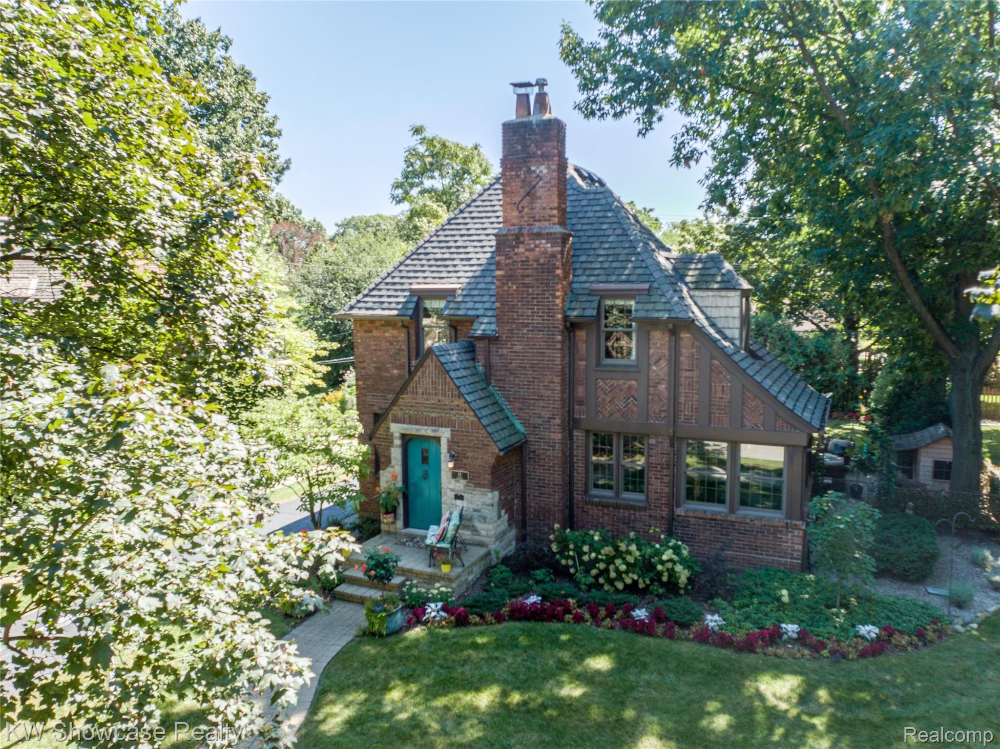 12 Amherst Road Pleasant Ridge, MI 48069 - Photo 4 of 62 12 Amherst HDR4.jpg