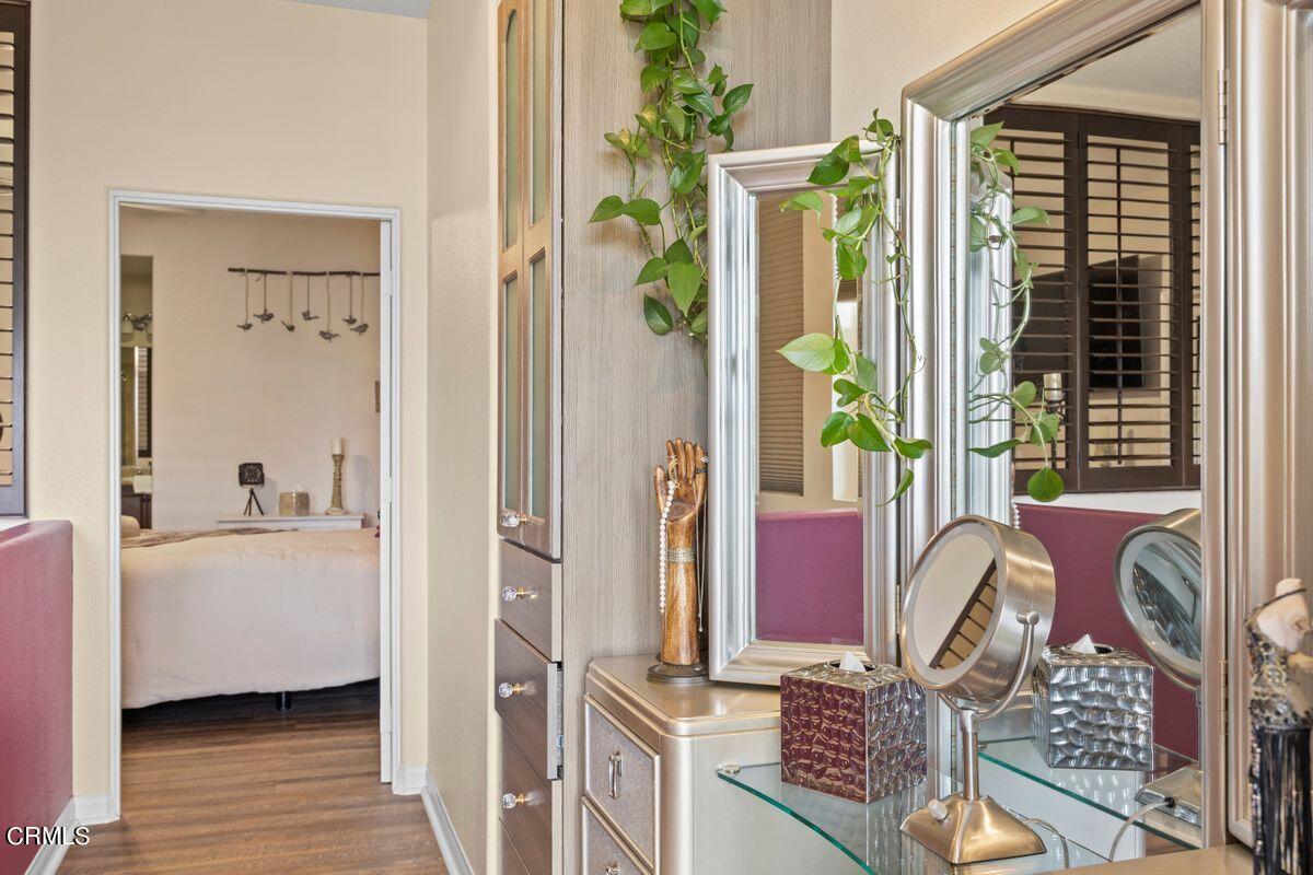 3004 Moonlight Park Avenue Oxnard, CA 93036 - Photo 22 of 28 a en suite bathroom with a granite countertop tub and a window