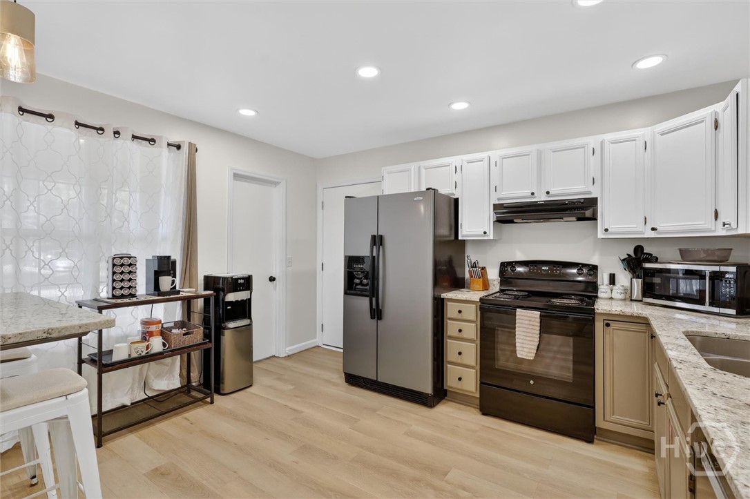 117 Longleaf Circle Pooler, GA 31322 - Photo 11 of 21 Spacious kitchen with granite countertops
