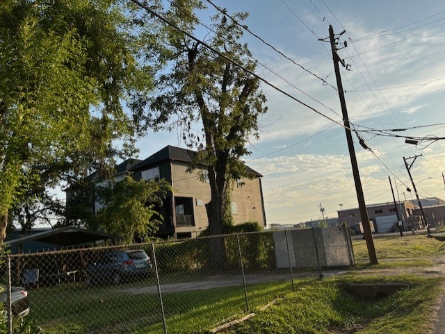 1611 Sylvester Road Houston, TX 77009 - Photo 10 of 12