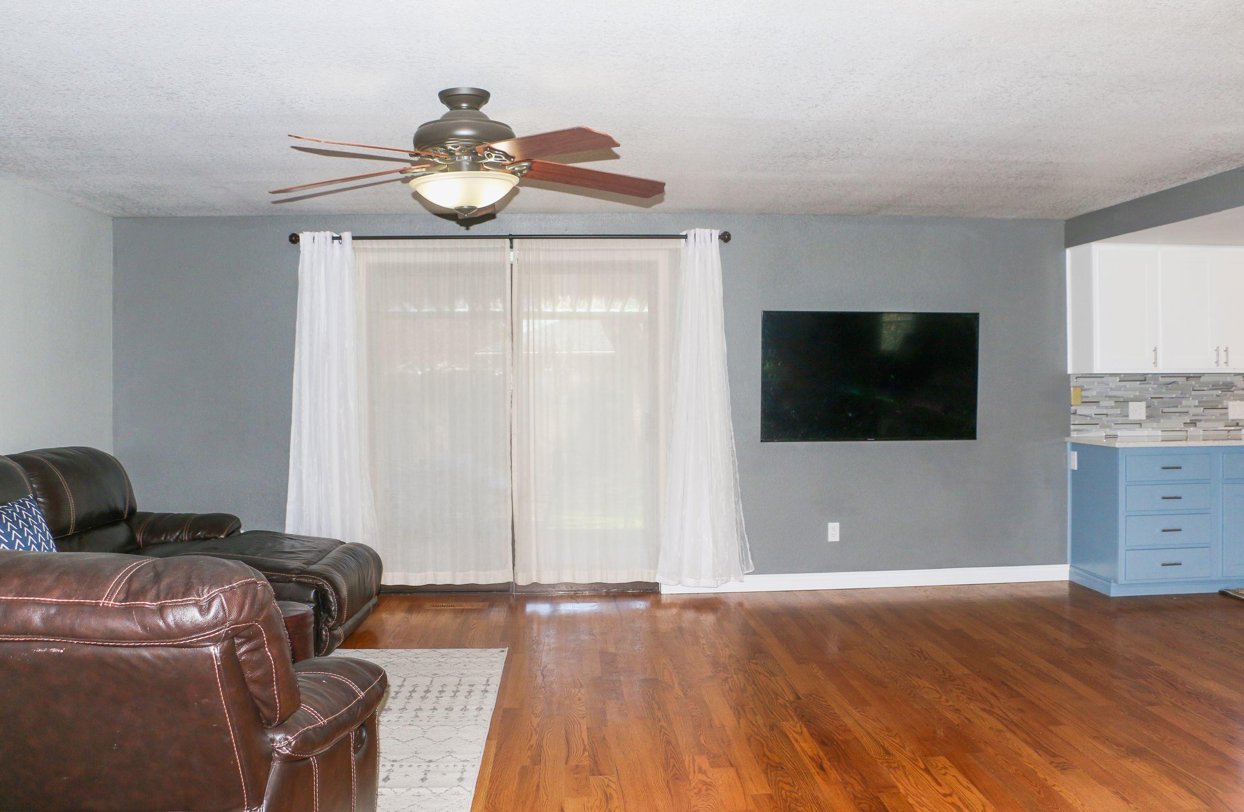 837 Ridgeway Circle Medford, OR 97504 - Photo 16 of 35 Open Concept Living Room