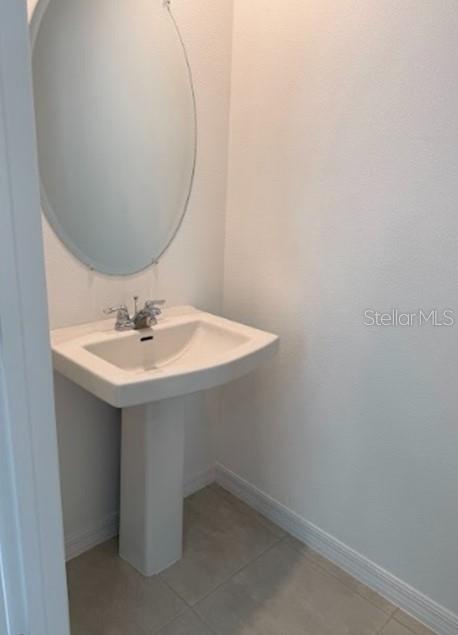 2927 Skyline Loop Kissimmee, FL 34758 - Photo 7 of 17 a bathroom with a sink and mirror