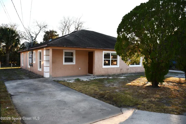 a view of a house with a yard
