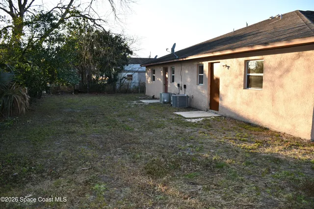 a view of a house with backyard and garden