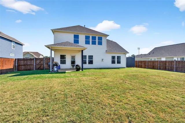 a view of a house with a backyard