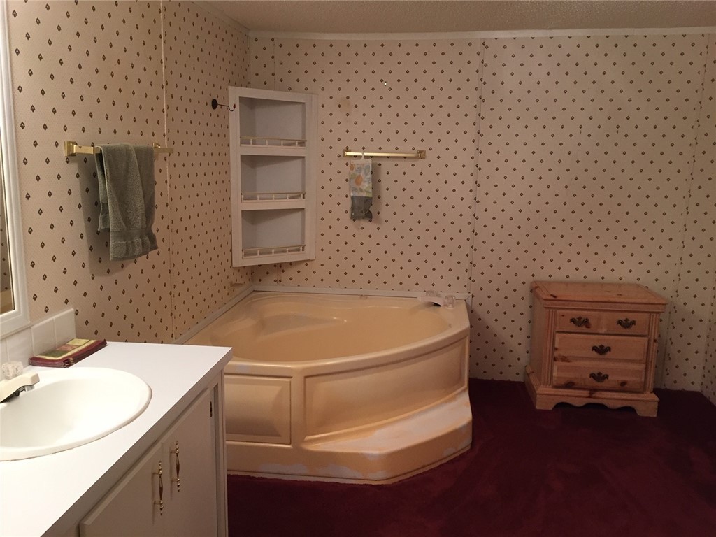 167 Welters Cove Road Westminster, SC 29693 - Photo 12 of 23 Enjoy that soak in the Garden Tub after a long day