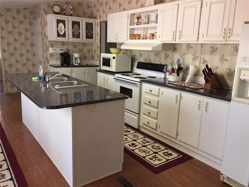 Large Kitchen with Breakfast Bar! Enjoy Friends at