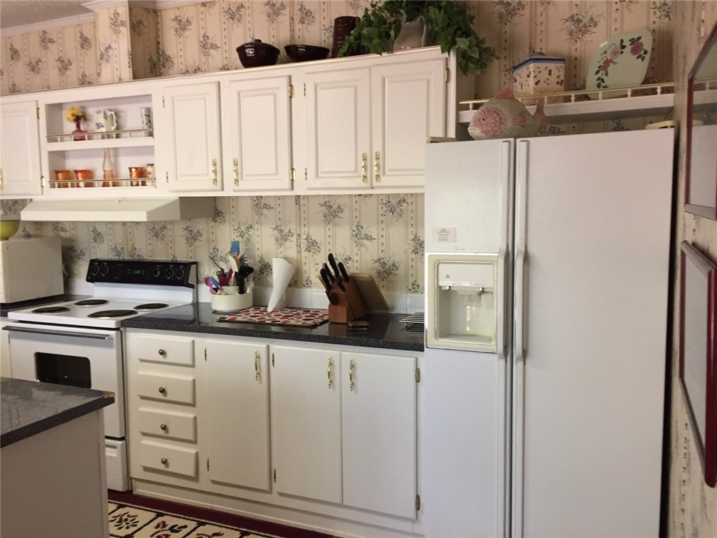 Kitchen has lots of Cabinets!!