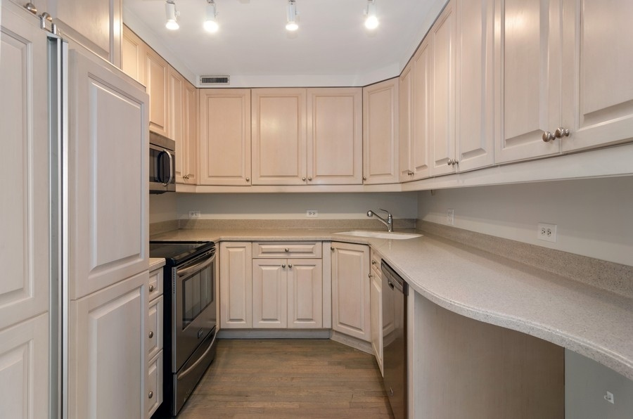 1920 North Clark Street, Unit 12B Chicago, IL 60614 - Photo 4 of 15