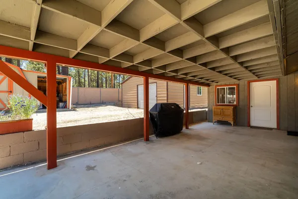 a view of a big room with closet