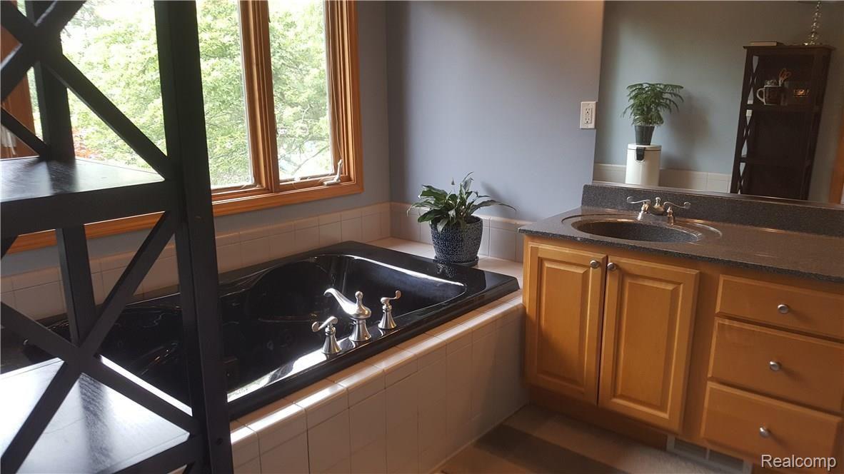 27830 Reo Road Grosse Ile, MI 48138 - Photo 25 of 31 Deep jetted tub in master bath.