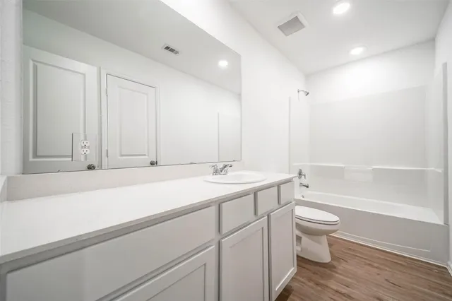 a view of a house with backyard and garden