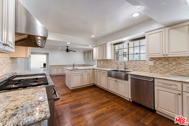 16821 Oak View Drive Encino, CA 91436 - Photo 11 of 33