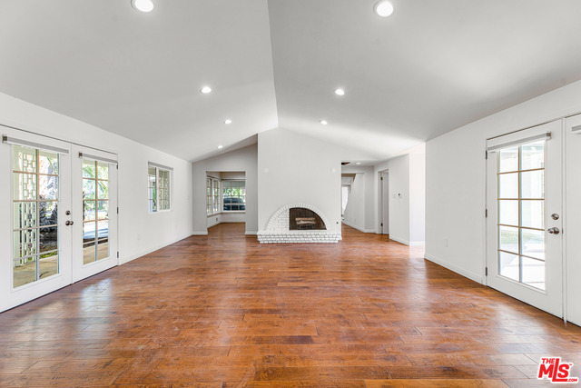 16821 Oak View Drive Encino, CA 91436 - Photo 13 of 33