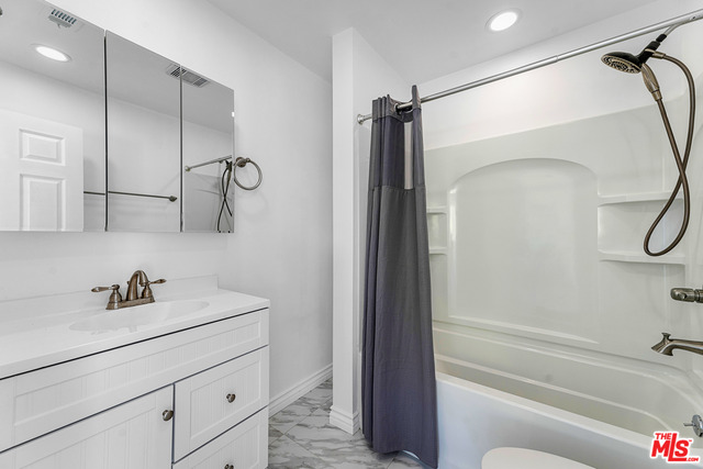 16821 Oak View Drive Encino, CA 91436 - Photo 30 of 33