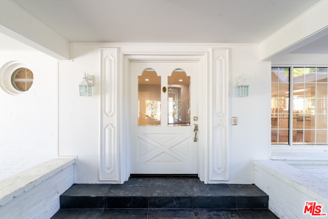 16821 Oak View Drive Encino, CA 91436 - Photo 8 of 33