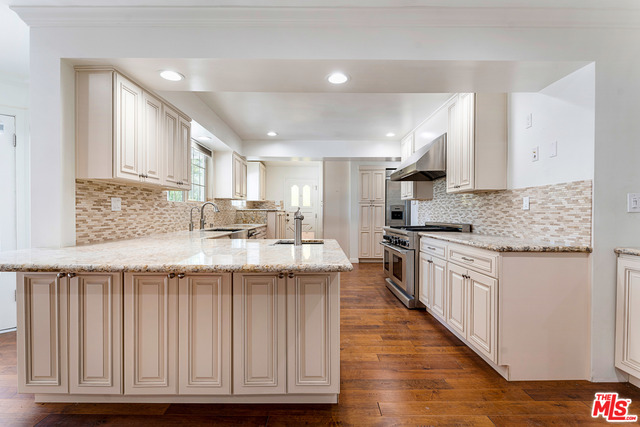 16821 Oak View Drive Encino, CA 91436 - Photo 9 of 33