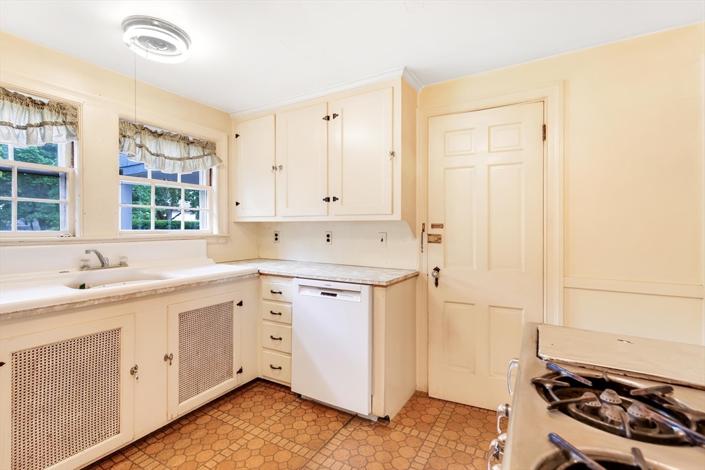 29 Ardsmoor Road Melrose, MA 02176 - Photo 9 of 22 Gallery Image 9