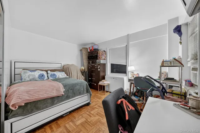 $250,000 | 5 Fordham Hill Ovl, Unit 9F | University Heights