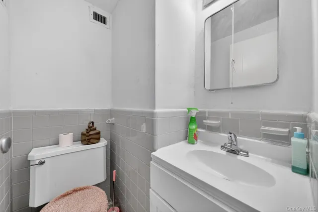 $250,000 | 5 Fordham Hill Ovl, Unit 9F | University Heights