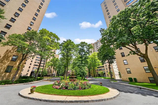 $250,000 | 5 Fordham Hill Ovl, Unit 9F | University Heights