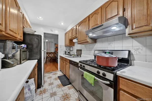 $250,000 | 5 Fordham Hill Ovl, Unit 9F | University Heights