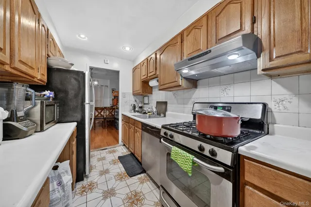 $250,000 | 5 Fordham Hill Ovl, Unit 9F | University Heights