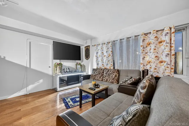 $250,000 | 5 Fordham Hill Ovl, Unit 9F | University Heights